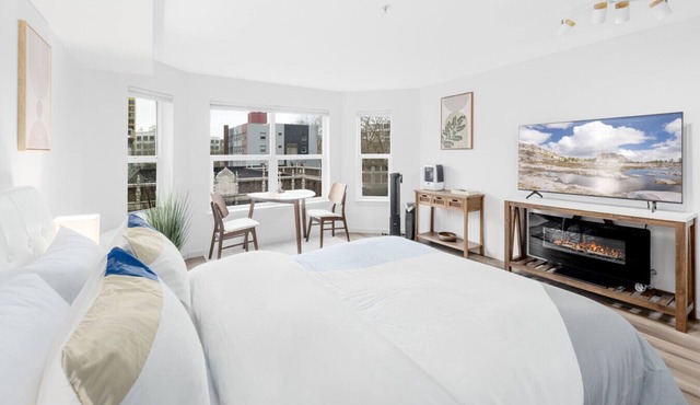Space Needle View | Elegant Belltown Studio