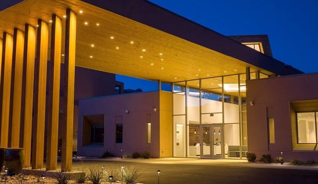 Spacious 2-bedroom, 2-bath resort condo sleeps 6 just minutes from Arches NP