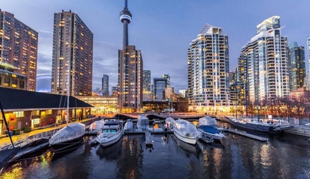 Spacious 2BR Downtown Base by Metro Toronto in Toronto
