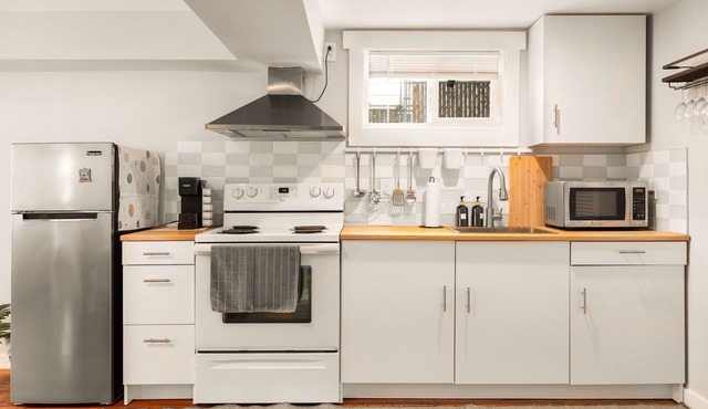 Spacious 2BR Home, Backyard Parking & UW