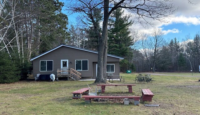 Spacious 3-Bedroom Cabin on Beautiful Blueberry Lake