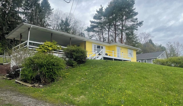 Spacious 4-bed/2-bath cottage on enchanting Keuka Lake with private beach!