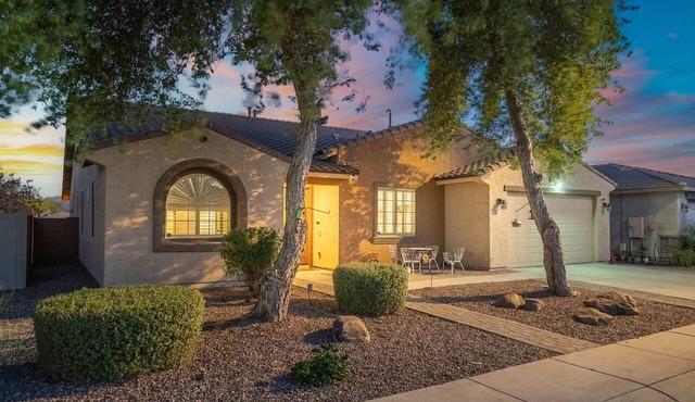 Spacious 4-Bedroom Home ~ Backyard BBQ Oasis