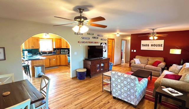 Spacious 4BR Hondo Mesa Home, Panoramic Mountain Views & Easy Ski Valley Access
