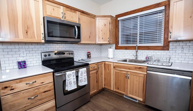 Spacious 5 BDR, 2.5 BATH - Updated & Prime! Lots of Parking! Sleeps up to 16! in Cedar Rapids