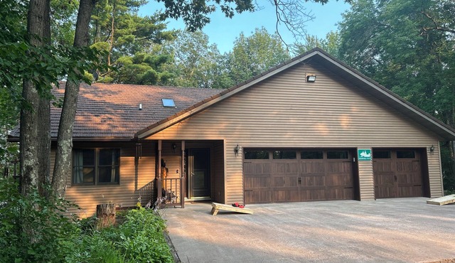 Spacious 5 bedroom cabin in charming Hayward on Windigo Lake