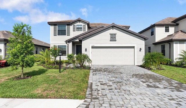 Spacious 5-bedroom house in the resort style Community of Lorraine Lakes!