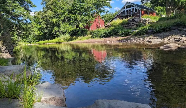 Spacious 5bd/3ba Catskills House w Pool, River/Lake Access, WiFi, A/C & Gameroom