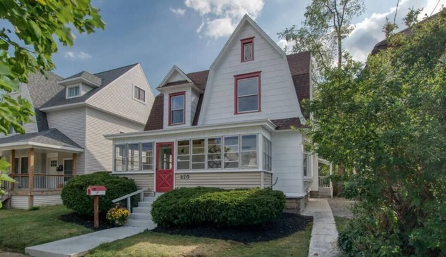 Spacious 6-bedroom house in lovely Grand Rapids with WiFi