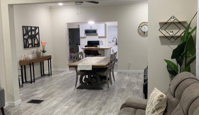 Spacious 6BR Retreat Near Downtown, Hospitals & Colleges