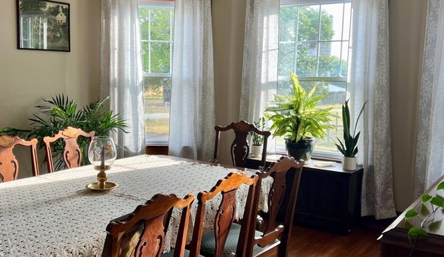 Spacious 7-bedroom Farmhouse in New Haven - On Bourbon Trail!