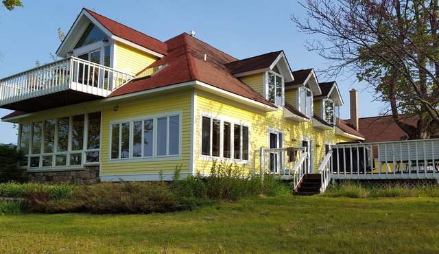 Spacious And Peaceful Retreat On Grand Traverse Bay! Private Beach Front