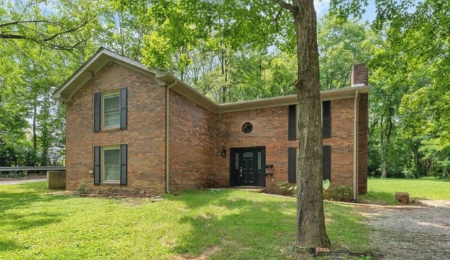 Spacious Backyard Fireplace Mins from Downtown