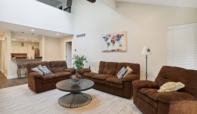 Spacious, beautiful 3 bedroom 3.5 bath! Great location! n