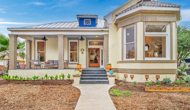 Spacious beautiful home in Lavaca Historic district. 15 minute walk to Alamodome
