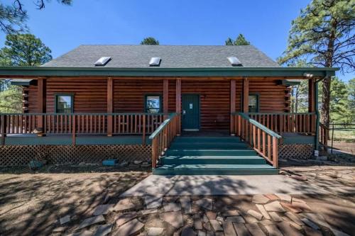 Spacious Cozy Cabin Retreat on 5-Acres with HotTub in Elden Pueblo