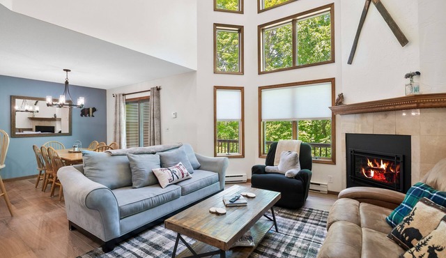 Spacious end unit townhome w/gas fireplace, deck & grill- minutes to ski lifts