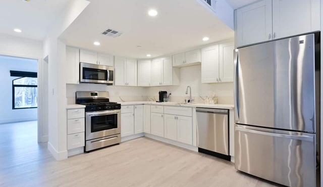 Spacious Family-Sized Apartment. Amazing views steps from the beach!