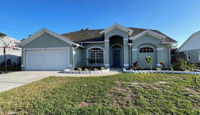 Spacious heated Pool Home with Smart TVs and Pool Table.