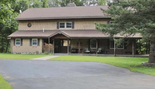 Spacious home in the Heart of 46 High Peaks on The AuSable River - 8-12 Guests
