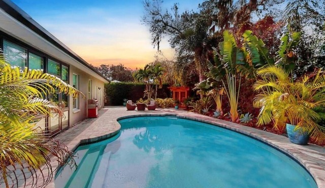Spacious home w/pool & sauna