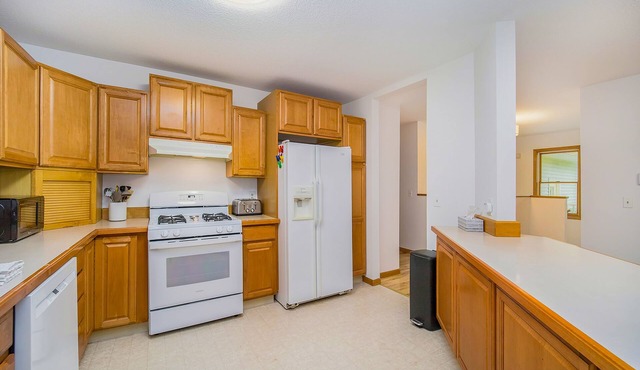 Spacious home with fireplace, full kitchen, central AC, & washer/dryer