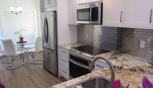 Spacious Lakeview Resort Condo Near IMG & Anna Maria Beaches w/Pools & Hot Tubs