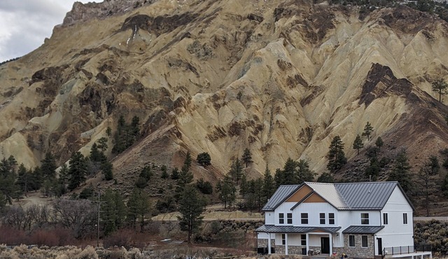 Spacious lodge viewing the Big Rock Candy Mountain