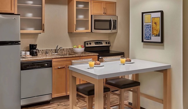 Spacious Loft Suite with Fully-equipped Kitchen! W/Sports Court Onsite!
