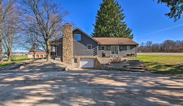 Spacious Massillon Log Cabin w/Fire Pit! in Massillon