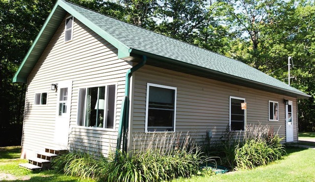 Spacious Modern Cabin with a Fire Pit near Apostle Islands in Wisconsin