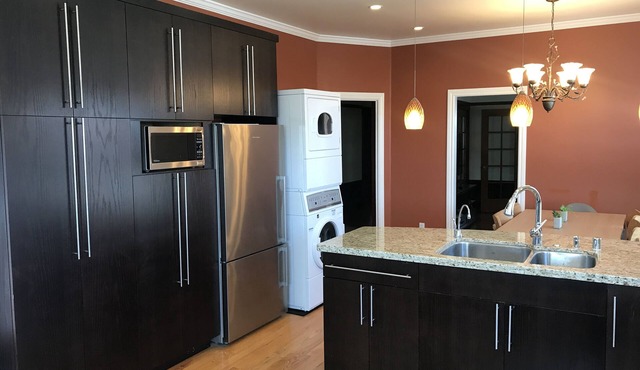 Spacious, Modern Edwardian Flat Close to freeway access & BART in San Francisco