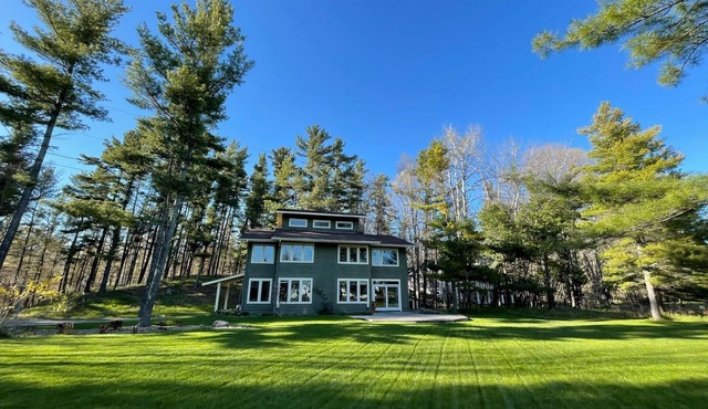Spacious Modern Light Filled Oasis, AC!
