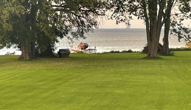 Spacious Oneida lakefront home. 6-bedroom, sleeps 12.