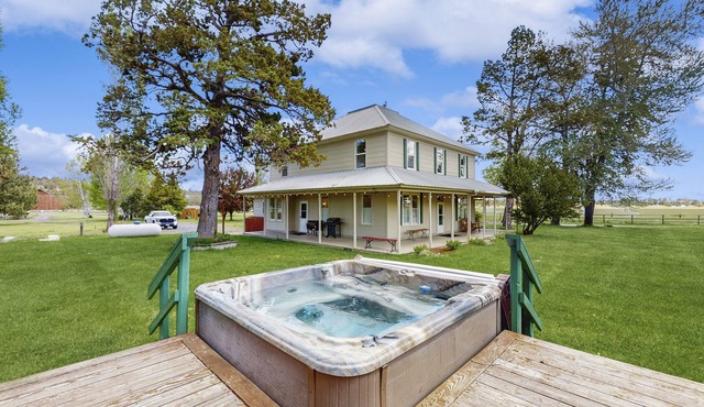 Spacious Ranch Home on Long Hollow Ranch, w/hot tub, WiFi, access to trails