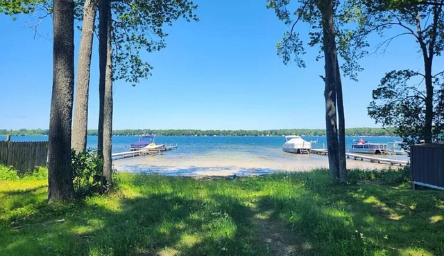 Spacious/Renovated Wolf Lake Cottage
