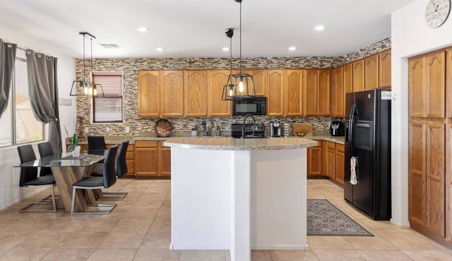 Spacious Resort-Style Retreat: Pool ~ Scenic Views in Phoenix