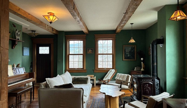 Spacious riverfront farmhouse near ski resorts