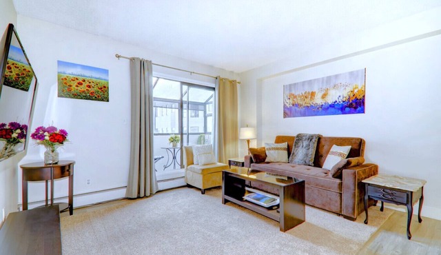 Spacious Top Floor at Stampede w/Free Parking, AC in Calgary
