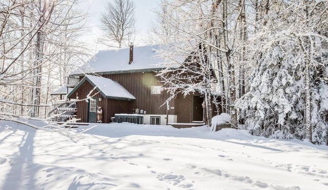 Spacious Trailside Vacation Home with an Outdoor Hot Tub and Indoor Whirlpool