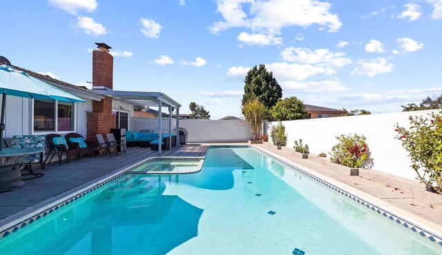 Splash! 40’ Pool, Bunk Beds, 8 Mins to Beach, Close to ALL Attractions, La Jolla
