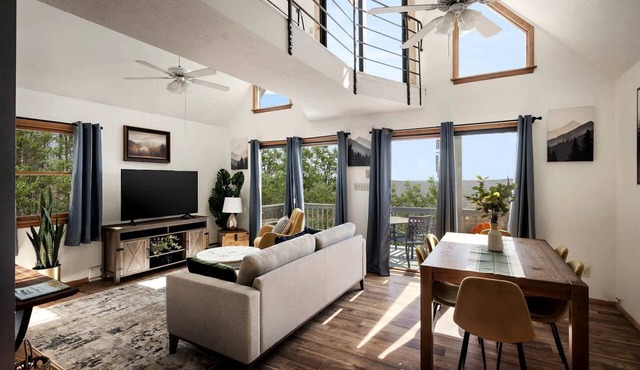 Splendid Mountaintop Cabin Retreat near South Branch Potomac River in West Virginia in Romney