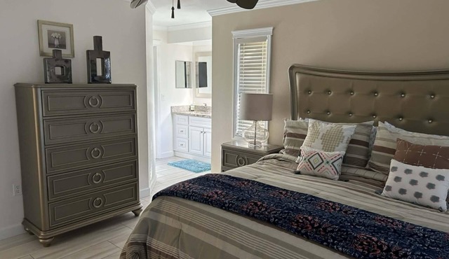 SPRING SPECIAL! 2/2 BEAUTIFUL VILLA! 2 BR, 2 BA, Heated pool and Jacuzzi! WiFi