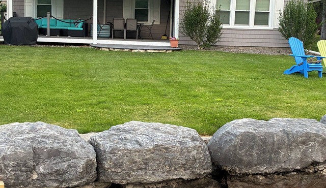 Spring Summer specials on cozy newly renovated cottage with AC right on the lake