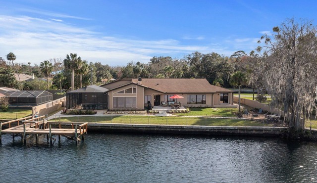 Springs Waterfront, kayaks and pool, room for the whole fam + friends