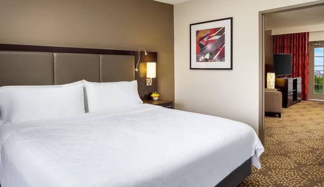 Standard King Room at Holiday Inn Phoenix Airport North - Outdoor Lounge & Pool