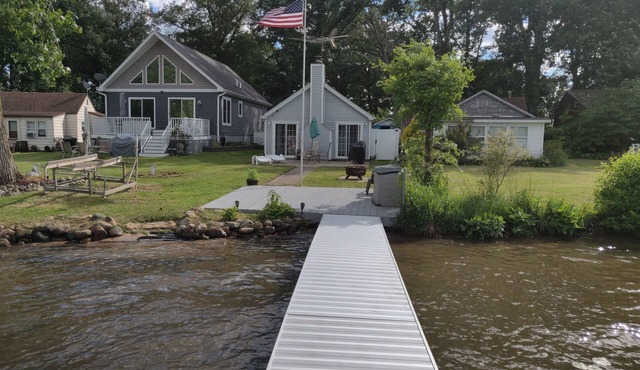 "Star Gazer" cottage on Lakeside Matteson Lake. All sports with a dock!