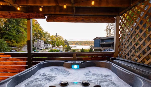 Stay on the Bay w/Hot Tub/lots of amenities !