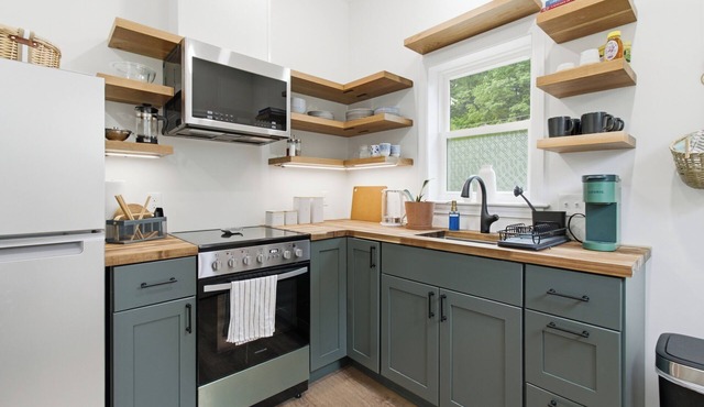 Steps from Bates College, Quiet & Beautiful Cottage with Kitchen, W/D and AC!