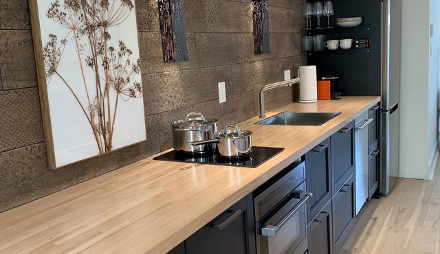 Steps from Downtown Mystic/Newly Renovated Modern Apartment